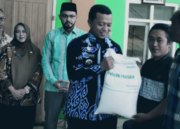 Bupati Pringsewu Salurkan Bantuan Pangan untuk Warga Pekon Fajarmulia