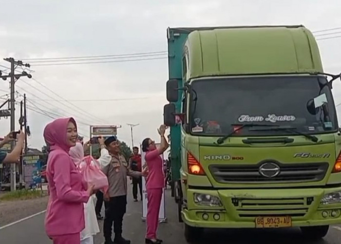 Berbagi Kebahagiaan di Bulan Suci Ramadan, Kapolres Bersama Bhayangkari Cabang Mesuji Bagikan Takjil 