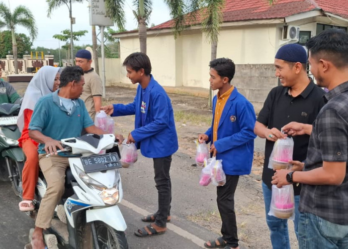 Sat Intelkam Polres Mesuji Gandeng BEM STIES Darul Huda Bagikan Takjil untuk Pengguna Jalan