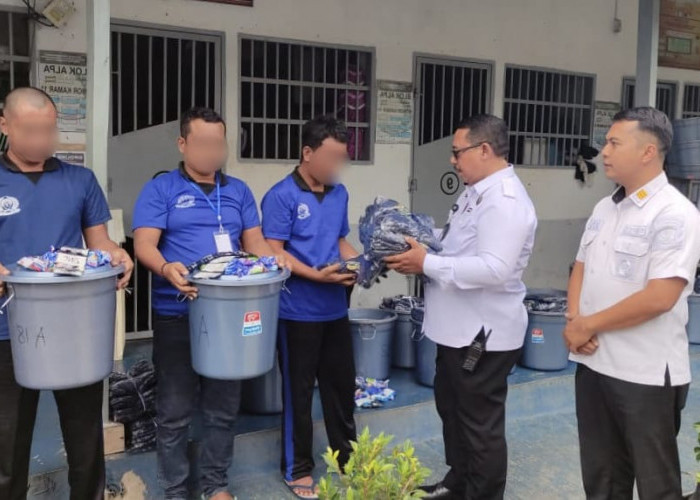 Warga Binaan Lapas Metro Dapat Paket Perlengkapan MCK dan Pakaian