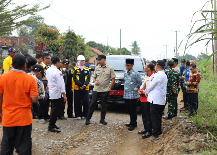 Bupati Ardito Wijaya Dampingi Gubernur Rahmat Mirzani Djausal Meninjau Jalan Lintas Rukti Harjo - Raman Utara