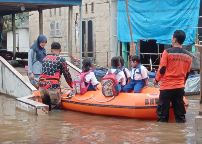 Dikepung Banjir, Anak-Anak di Mesuji Tetap Bersekolah