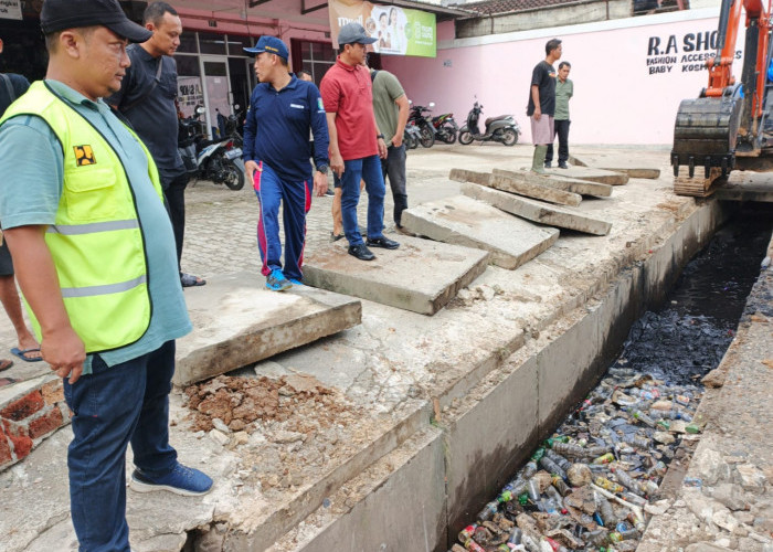 Respons Cepat Pascabanjir, Bupati Pringsewu Turun Langsung Tangani Drainase Tersumbat