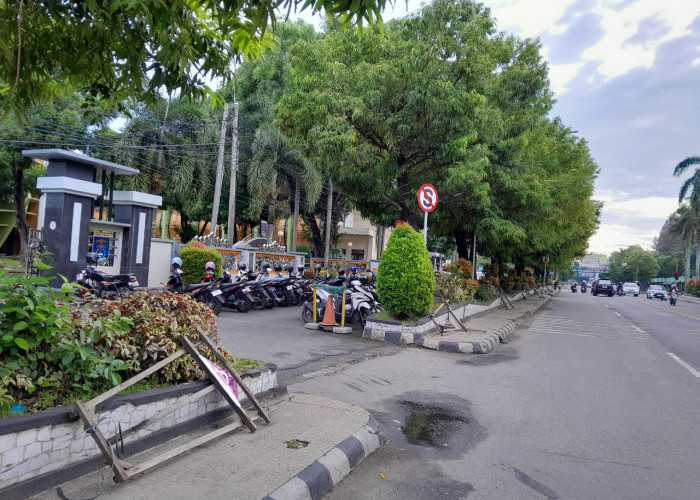 Ganggu Pejalan Kaki, Satpol PP Minta Pengusaha Papan Bunga Angkut Tiang Penyangga di Trotoar