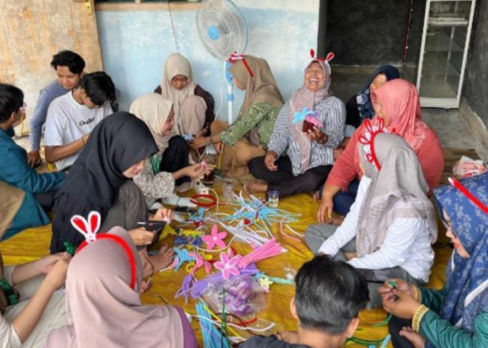 PPK Ormawa Himadikmi FKIP UM Metro Dampingi Pojok Keluarga Cerdas Rejo Agung Bikin Kerajinan Kawat Bulu