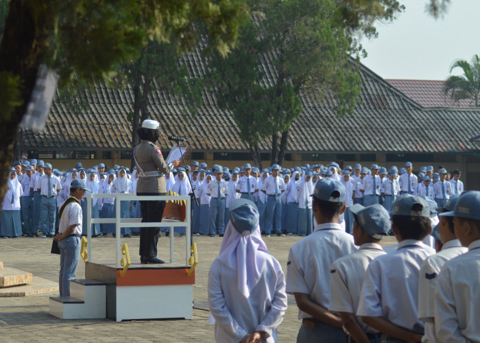 Hari Pertama Operasi Zebra Krakatau, Polwan Polres Pringsewu Sosialisasikan Tertib Berlalu Lintas ke Pelajar