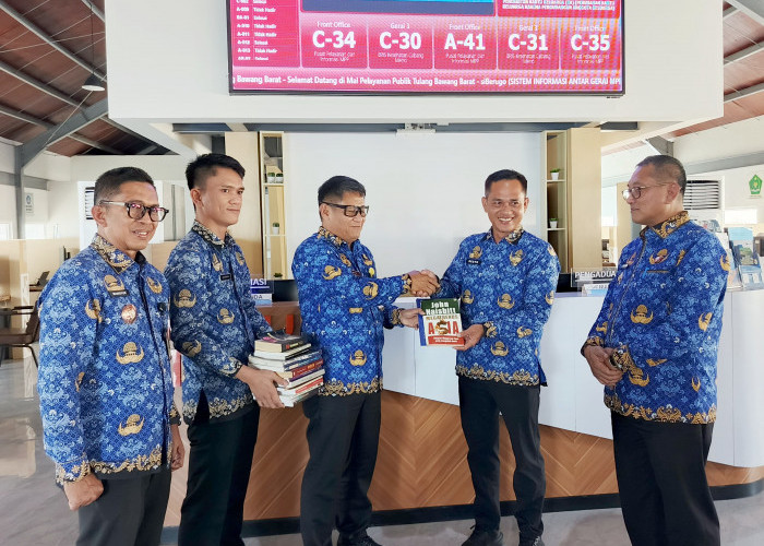 Dukung Literasi, Kepala DPMPTSP Hibahkan Sejumlah Buku, Sekda : Saya Minta OPD Turut. 