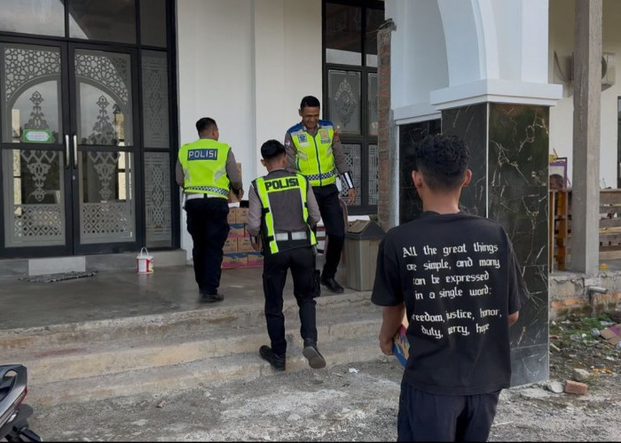 Sat Lantas Polres Mesuji Bagikan Air Mineral di Masjid dan Mushola Kecamatan Simpang Pematang
