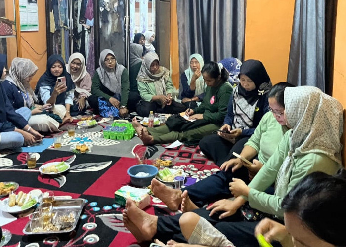 PPK Ormawa HIMADIKMI UM Metro Dampingi KWT Mitra Bunda Kelola WhatsApp Business untuk Promosi Produk UMKM
