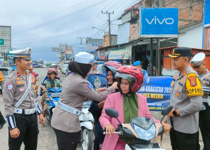 Kapolres Mesuji Bagikan Helm, Kegiatan Operasi Keselamatan Krakatau 2025 Tertib Berlalulintas