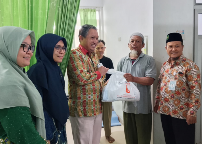 RSU Muhammadiyah Metro Bersama LAZISMU Bagikan Paket Sembako Pada Pasien