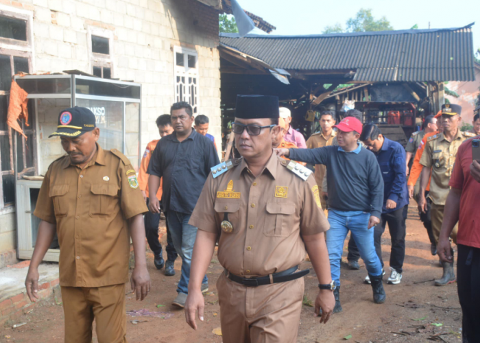Tinjau Warga Terdampak Bencana Alam, Bupati Beri Bantuan dan Minta Untuk  Bergotong-royong 
