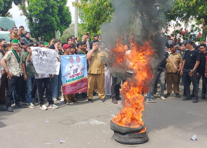 Geruduk Kantor Pemkot Metro, Ratusan Honorer dan Mahasiswa Tuntut Janji Walikota! 