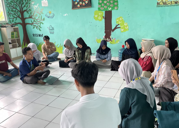 PPK Ormawa HIMADIKMI UM Metro Dampingi RISMA Desa Rejo Agung Membuat Konten Video Promosi Produk
