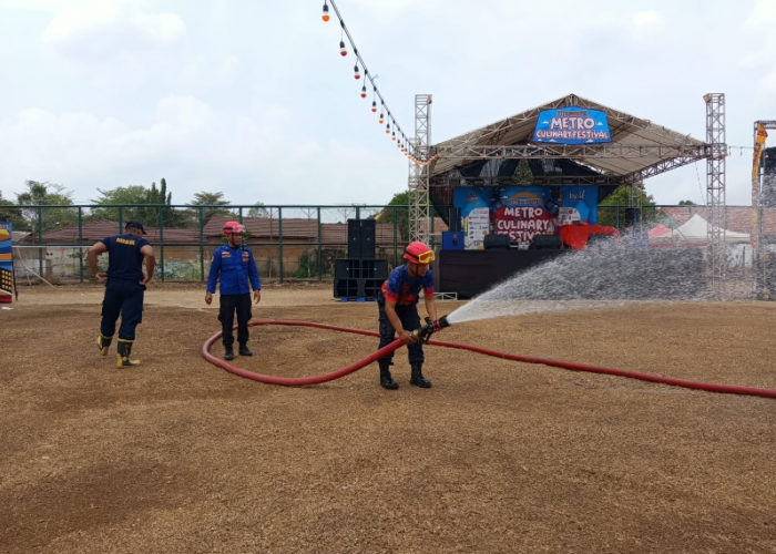 Dampak Abu Vulkanik, Damkarmat Keliling Semprot Fasum di Metro