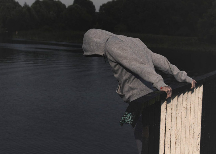 Uang THR Habis, Jangan Seperti Pria Ini: Terjun dari Atas Jembatan