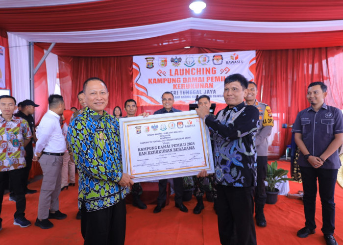 Qudrotul Ikhwan Pukul Gong di Tri Tunggal Jaya Tanda Launching Kampung Damai Pemilu 2024 dan Kerukunan