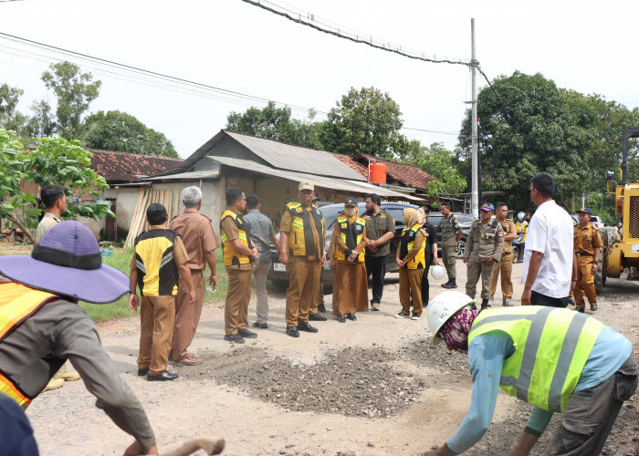 Terus Berbenah, Wabup I Komang Koheri Tinjau Perbaikan Jalan