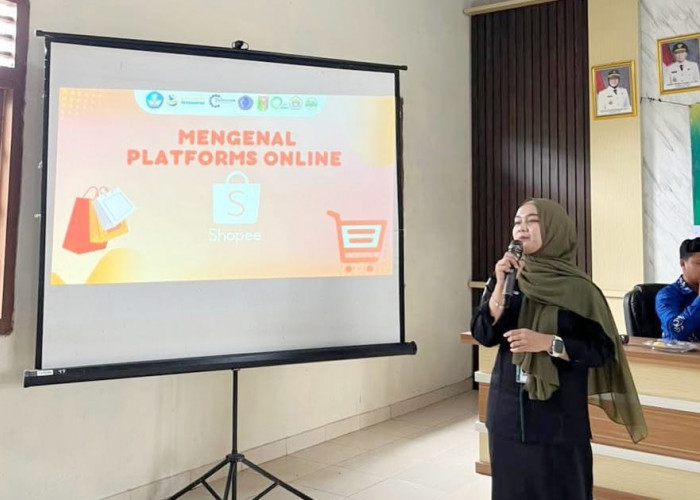Tim PPK ORMAWA Himadikmi FKIP UM Metro Berikan Pendampingan Pembuatan Akun E-Commerce di Desa Rejo Agung