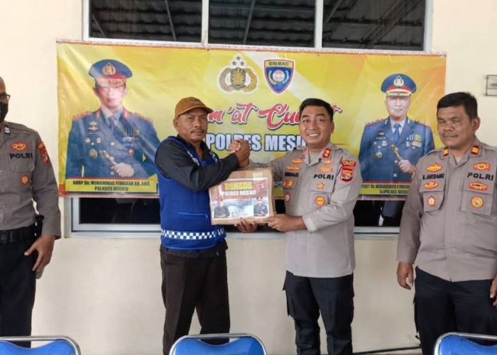 Jumat Curhat Polres Mesuji, Salurkan Bantuan Sembako Kepada Ojek Pangkalan Pomela