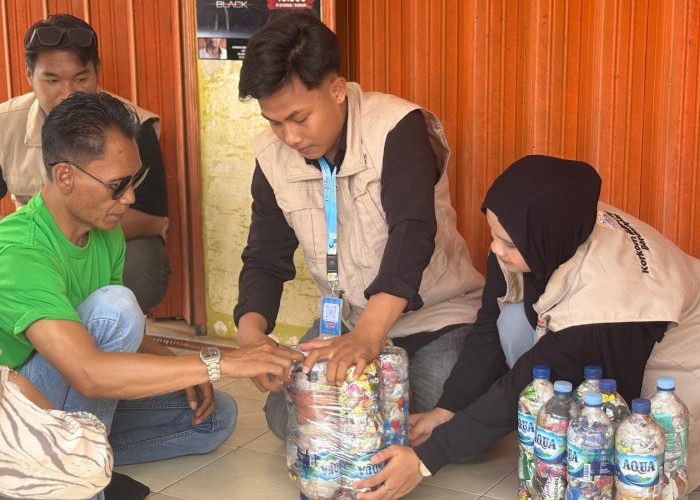 Tim Mahasiswa Berdampak Korkom IMM UM Metro Beri Pelatihan Pengurus Bank Sampah PKK Rejoagung