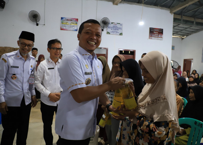 Bupati Pringsewu Serahkan Bantuan Pangan Tahun 2026 untuk Warga Pekon Rejosari