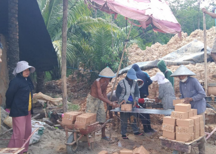 Perajin Batu Bata Merah di Desa Mekar Sari, Masih Bertahan Ditengah Gempuran Bata Ringan