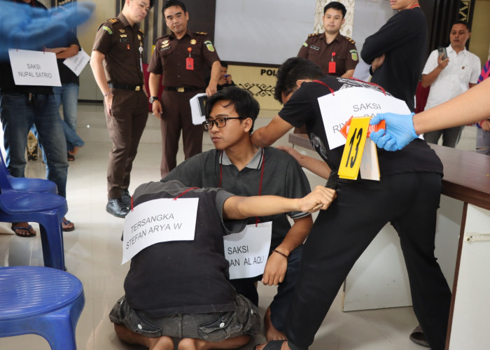 Polisi Rekonstruksi 22 Adegan Kronologi Penusukan Dua Pengunjung Biliar di Pringsewu