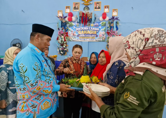 Plt. Ketua TP-PKK Lamteng Resmikan Sekolah Lansia Bahagia Kampung Karang Anyar Selagi Lingga