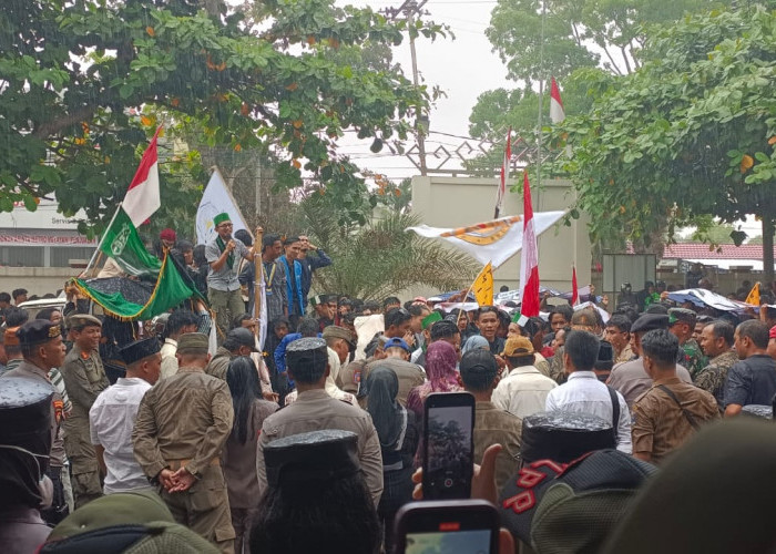 Usai Demo di Mapolres, Aliansi Mahasiswa Geruduk Kantor DPRD Metro 
