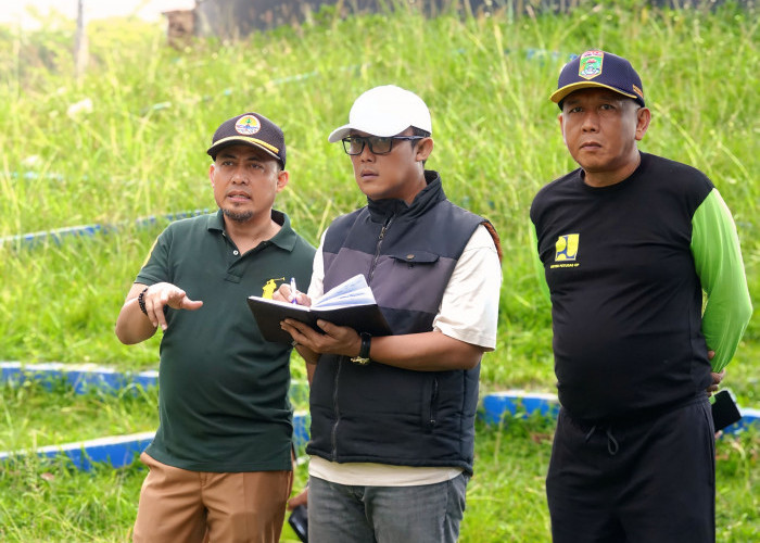 Bupati dan Wakil Bupati Pimpin Gotong-royong Bersihkan Tugu Kopiah Emas