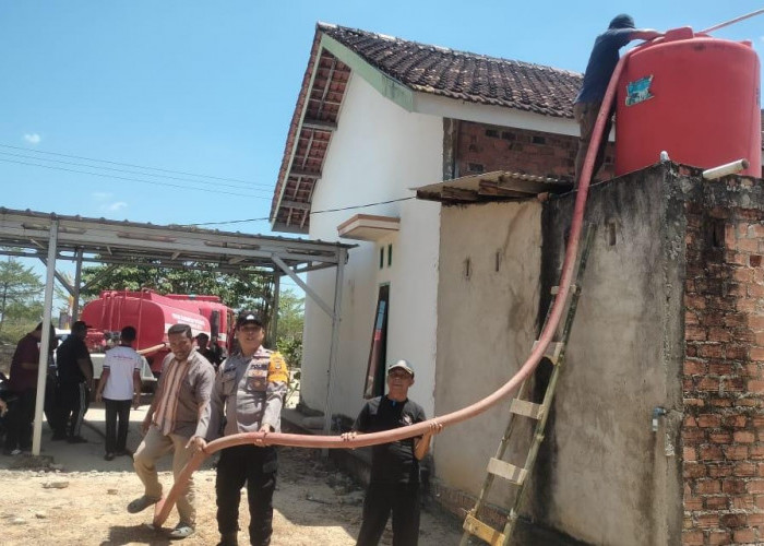 Kolaborasi Polres Mesuji dan Damkar Mesuji, Bagikan Air Bersih di Kecamatan Tanjung Raya