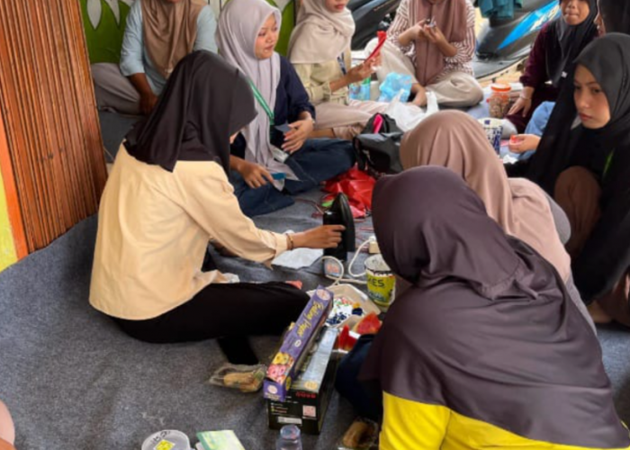 Tim PPK Ormawa HIMADIKMI Ajak Masyarakat Kreasi Ulang Tutup Botol Menjadi Gantungan Kunci Bernilai Guna
