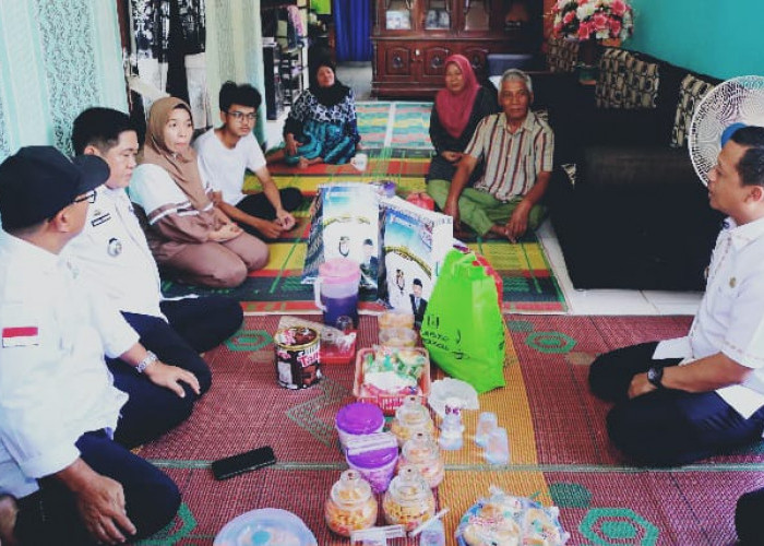 Kunjungi Keluarga PMI yang Meninggal di Malaysia, Bupati Pringsewu Beri Santunan dan Bantuan