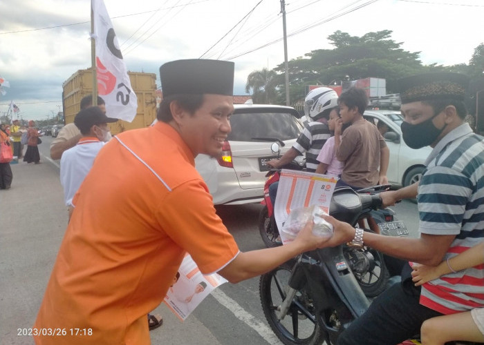 PKS Menyapa, Ahmad Mufti Salim Berbagi Makanan Berbuka di Lampung Tengah