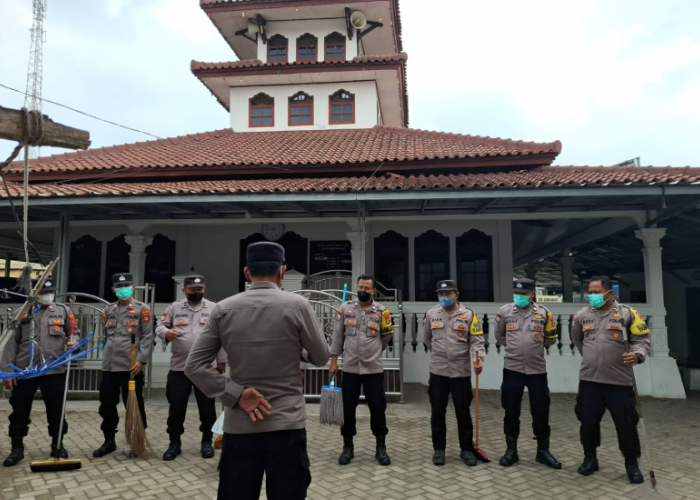 Pascahujan Abu Vulkanik, Polsek Pardasuka Bersama Warga Bersihkan Fasilitas Umum
