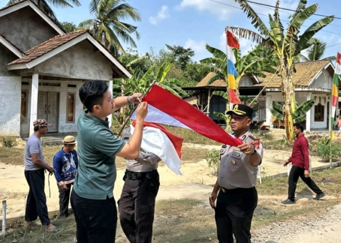 Polres Mesuji Tebar Semangat Nasionalisme, Bagikan Bendera Merah Putih Jelang HUT RI Ke-81