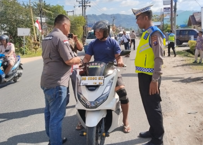 Semarak HUT RI ke-80, PJS Sibolga-Tapteng dan Polres Tapteng Bagikan Bendera Merah Putih