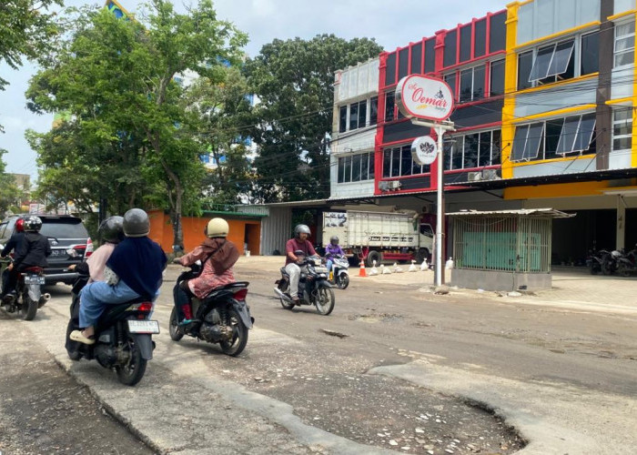 Jalan Provinsi di Metro Barat Rusak Parah, Warga Keluhkan Akses dan Keselamatan