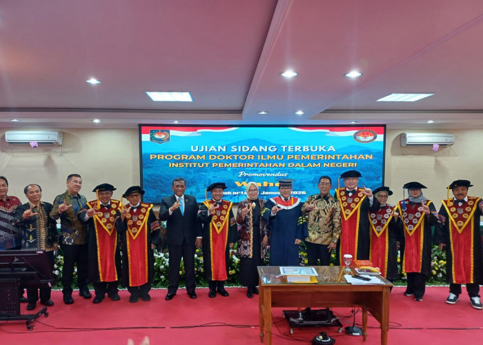 Wakil Rektor IV UM Metro Hadiri Sidang Promosi Doktor Ilmu Pemerintahan Dr. dr. Drs. Med. H. Wahdi, Sp.OG (K).