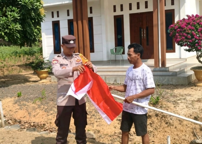 Sambut HUT RI ke-81, Bhabinkamtibmas Mesuji Sosialisasi dan Bagikan Bendera ke Warga
