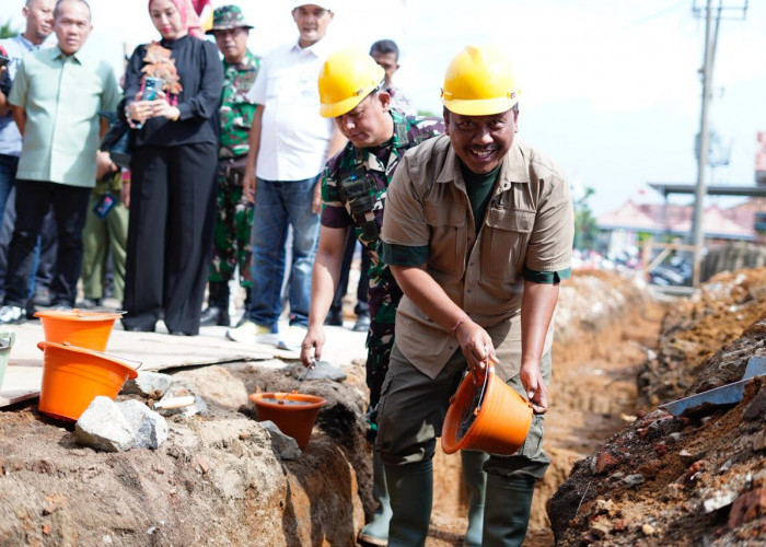Plt. Bupati I Komang Koheri Bersama Dandim 0411/KM Letakan Batu Pertama KDMP Kampung Sinar Mas