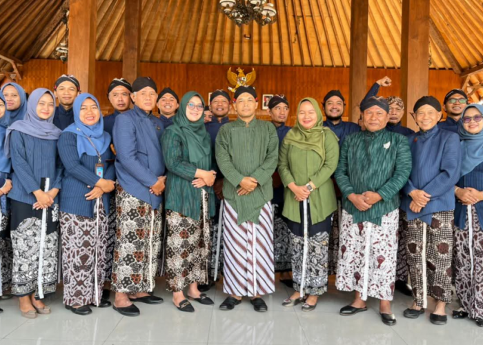 Peringati 14 Tahun UU Keistimewaan DIY, Pamong Condongcatur Layani Warga dengan Busana Jawa