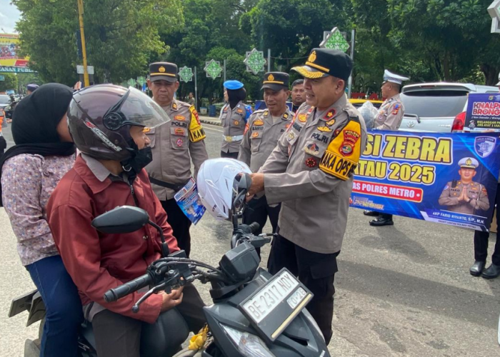 Gelar Operasi Zebra Krakatau 2025, Polres Metro Bagikan Bapok dan Helm ke Pengendara