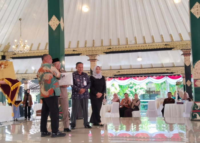 Tiga Pejabat Pemkab Sleman Purna Tugas, Bupati Harda Kiswaya Apresiasi Dedikasi dan Pengabdian