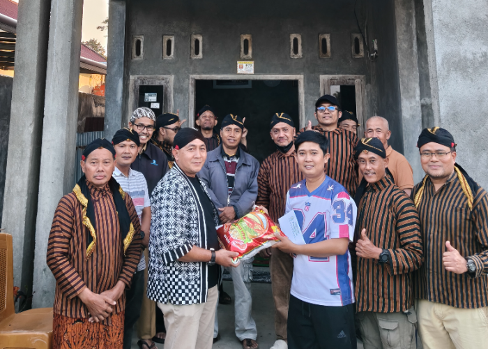 Pujakesuma Lampung Barat Salurkan Donasi untuk Korban Kebakaran di Pekon Kubu Prahu