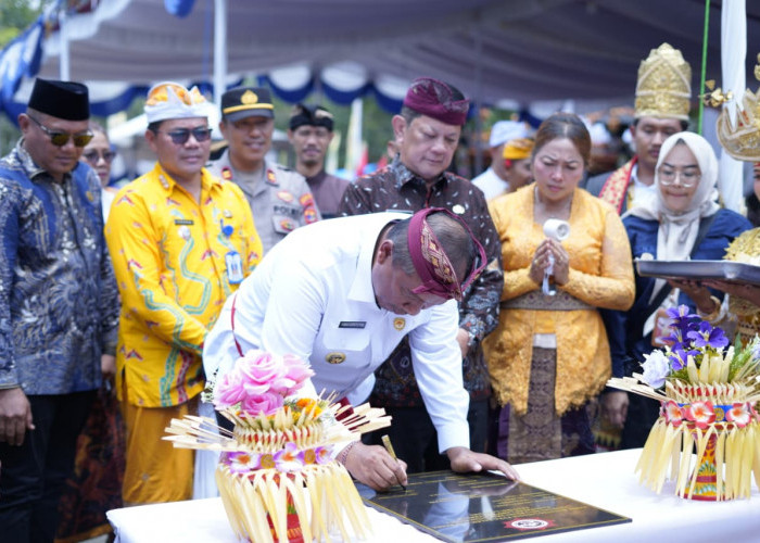 Resmikan Pura Dalem Giri Buana, Plt. Bupati Hadiri Upacara Keagamaan Dewa Yadnya Karya Ngenteg Linggih