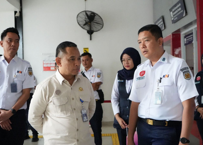 Direktur Lalu Lintas dan Angkutan Kereta Api Kemenhub Tinjau Posko Lebaran di Stasiun Yogyakarta