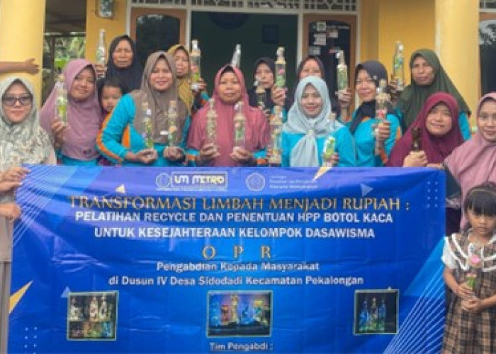 Transformasi Limbah Menjadi Rupiah: Dasawisma Didorong Berdaya Lewat Pelatihan Recycle dan Penentuan HPP Botol