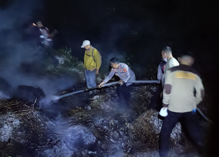 Tengah Malam, Kapolres Mesuji dan Relawan Berjibaku Jinakkan Kebakaran Lahan 21,5 Hektar